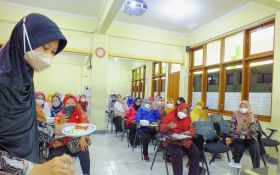 Hima Wirdhan Ajari Ibu Buat Makanan Pengganti ASI Rumahan - JPNN.com Jatim