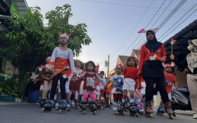 Meriahnya Pawai Kemerdekaan RI di Semarang, Anak-anak Bersepatu Roda Keliling Kampung - JPNN.com Jateng