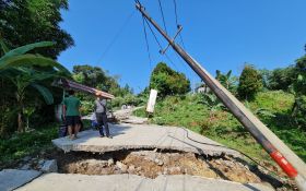 7 Rumah Warga Rusak, Jalan dan Masjid Amblas Akibat Pergeseran Tanah di Purwakarta - JPNN.com Jabar