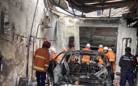 Kebakaran Bengkel di Jalan Barata, 3 Mobil Mewah Hangus Terbakar - JPNN.com Jatim