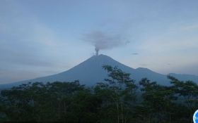 Gunung Semeru Erupsi, Abu Vulkanik Mencapai 1,5 Kilometer - JPNN.com Jatim