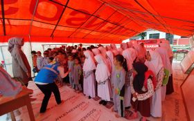 Bangun Sekolah Darurat, PLN Mengajar Hibur Anak-anak Korban Gempa Bumi Cianjur - JPNN.com Jabar