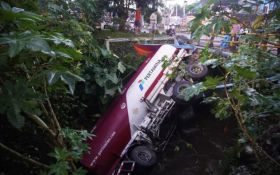 Tabrak Pembatas Jalan, Truk Tangki Pertamina Terperosok Sungai, Sopir Terbawa Arus - JPNN.com Jatim