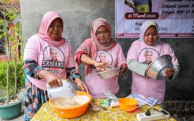 Ciptakan Kemandirian Ekonomi Perempuan, Srikandi Ganjar Latih Mak-mak Menghias Bolu di Cirebon - JPNN.com Jabar