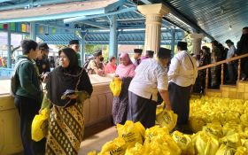 Ribuan Orang Padati Masjid Agung Solo untuk Terima Bantuan Sembako  - JPNN.com Jateng