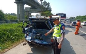 Dihantam Bus Primajasa, Mobil Kijang Terbalik di Exit Tol Kopo Bandung, 1 Orang Tewas - JPNN.com Jabar