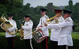 Peringati Pesta Ulang Tahun Raja Charles III, The Royal Yeomanry Tampil di Kebun Raya Bogor - JPNN.com Jabar