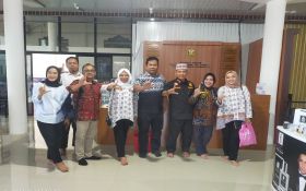 Sekdakab Empat Lawang Sumsel Kunjungi Galeri UMKM Masjid Al-Furqon, Lihat Produk yang Dibelinya  - JPNN.com Lampung