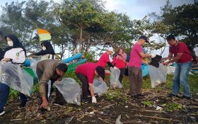 Aksi Bersih-bersih Pantai Teluk Penyu Cilacap, Terkumpul 850 Kg Sampah - JPNN.com Jateng