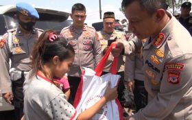 Warga Pendatang di Gedebage Bandung Terima Sembako Bantuan Presiden Jokowi - JPNN.com Jabar