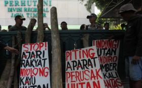 Perhutani di Demo Aktivis Lingkungan Soal Perusakan Hutan Lindung Mendiro - JPNN.com Jatim