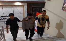 Viral Video Polisi Injak Kepala Petani saat Pengamanan Eksekusi Lahan Sawit, Kapolres Berkomentar - JPNN.com Lampung
