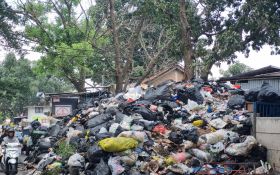 Oknum Sopir Angkot di Bandung Bawa Sial Warga Cicendo Karena Buang Sampah Sembarangan - JPNN.com Jabar