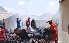 Rumah Produksi Pempek di Depok Hangus Terbakar - JPNN.com Jabar