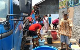 BPBD Sukabumi Distribusikan Bantuan Air Bersih ke Lokasi Kekeringan - JPNN.com Jabar