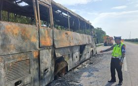 Pecah Ban, Bus Berisi 34 Penumpang Ludes Terbakar di Tol Jombang-Mojokerto - JPNN.com Jatim