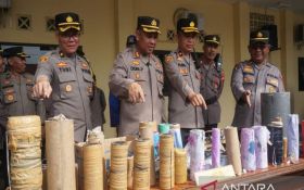 Saat Tradisi Syawalan di Pekalongan, Polisi Menyita 80 Balon Udara Liar & Ratusan Petasan - JPNN.com Jateng
