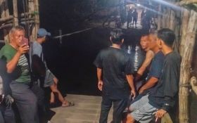 Detik-Detik Ayah & Anak di Gresik Tercebur Sungai Kalimas Saat Naiki Perahu Tambangan - JPNN.com Jatim