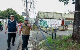 Kabel Menjuntai di Ruas Jalan Tangsel Bikin Bahaya-Semrawut - JPNN.com Banten