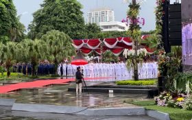 Upacara Peringatan Hari Otoda di Surabaya Sempat Ditunda karena Hujan    - JPNN.com Jatim