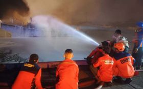 Kamis Petang, Sejumlah Kapal di PPS Cilacap Terbakar, Petugas Gabungan Berjibaku Padamkan Api - JPNN.com Jateng