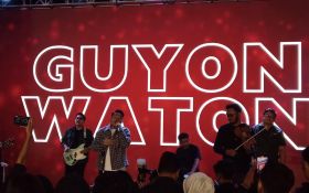 Bromen Berikan Hadiah Tanpa Gimmick & Joget Bareng Guyon Waton - JPNN.com Jatim