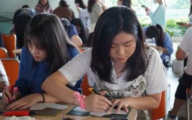 Mahasiswa PCU Ekspresikan Diri Lewat Seni dalam Peringatan World Art Day - JPNN.com Jatim