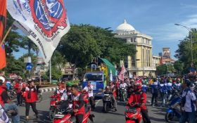 Polisi Tilang ETLE Ratusan Kendaraan Saat Peringatan Hari Buruh di Surabaya - JPNN.com Jatim