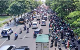 Potret Massa Buruh Mulai Padati Jalan Ahmad Yani Untuk Peringatan May Day - JPNN.com Jatim