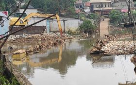 Sudah 4 Bulan Akses Jalan Penghubung Cipayung dan Pasir Putih Depok Terputus Akibat Banjir - JPNN.com Jabar
