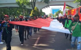 Massa Demo Buruh di Surabaya Bentangkan Bendera Merah Putih 15 Meter - JPNN.com Jatim