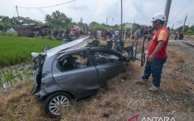 Kereta Api Argo Wilis Tabrak Sedan di Klaten, Satu Orang Tewas - JPNN.com Jateng