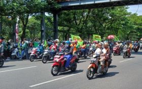 Massa Buruh Padati Jalan Ahmad Yani, Pengguna Jalan Keluhkan Macet - JPNN.com Jatim