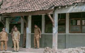 Tak Pernah Diperbaiki Sejak Tahun 1993, Bangunan SDN di Karawang Rusak Parah - JPNN.com Jabar