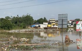 Jalan Penghubung Cipayung-Pasir Putih Putus Akibat Banjir, Mohammad Idris: Kondisi Ini Sudah Darurat - JPNN.com Jabar