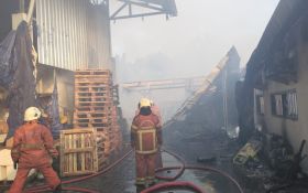 Gudang Percetakan di Surabaya Terbakar Akibat Korsleting Listrik, Pemilik Terluka - JPNN.com Jatim