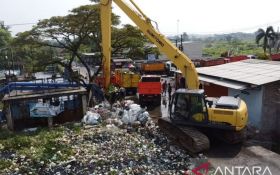 Alat Berat Hingga 10 Truk Sampah Dikerahkan Pemkab Bekasi Untuk Bersihkan Sungai Cilemahabang - JPNN.com Jabar