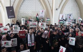 Aksi Bela Palestina di UM Surabaya, Mahasiswa Asing Menangis Trauma Kejadian di Gaza - JPNN.com Jatim