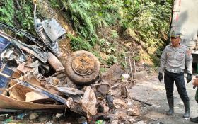 Truk Tronton Rem Blong, Seruduk 8 Kendaraan di Cipatat Bandung Barat - JPNN.com Jabar