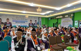 Kedatangan JCH Asal Bojonegoro di Embarkasi Surabaya Diwarnai Tangis Haru - JPNN.com Jatim