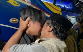 Kedatangan 2 Bus SMK Lingga Kencana yang Selamat dari Kecelakaan Maut Disambut Tangis Keluarga Siswa - JPNN.com Jabar