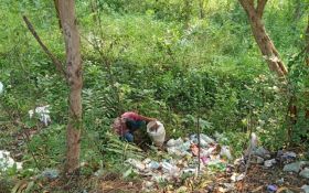 Warga Bantul yang Kedapatan Membuang Sampah Sembarangan Diberi Sanksi Sosial - JPNN.com Jogja