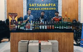 Polisi Gerebek Rumah di Ngoro Jombang, Temukan Ratusan Botol Miras Berbagai Merek - JPNN.com Jatim