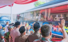 430 Jemaah Calon Haji Karawang Diberangkatkan ke Tanah Suci - JPNN.com Jabar