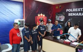 Tawuran, 4 Remaja Anggota Gengster di Semarang Ditangkap, Lihat Barang Buktinya, Ngeri - JPNN.com Jateng
