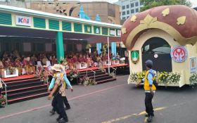 HUT ke-44 Dekranas di Solo: Iriana Jokowi Antusias Ikuti Parade Mobil Hias Hingga Selesai - JPNN.com Jateng