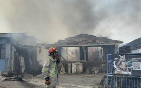 Gegara Percikan Api di Gudang Cat, Toko Bangunan di Depok Hangus Terbakar - JPNN.com Jabar