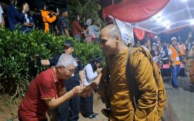 Tiba di Semarang, 40 Bhikkhu Thudong Disambut Ribuan Masyarakat, Diiringi Rebana hingga Kuda Lumping - JPNN.com Jateng