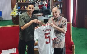 Momen Rizky Ridho Beri Jersey Timnas Indonesia ke Rektor UM Surabaya - JPNN.com Jatim