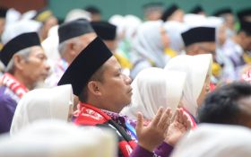 Bupati Karawang Lepas Keberangkatan 432 Calhaj Kloter 18 di Masjid Aljihad - JPNN.com Jabar